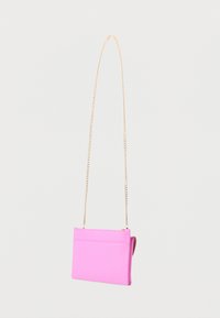 Μικρή φωτεινή ροζ ορθογώνια τσάντα χειρός με λεπτή χρυσή αλυσίδα και φερμουάρ, εμφανίζεται σε απλό φωτεινό φόντο.