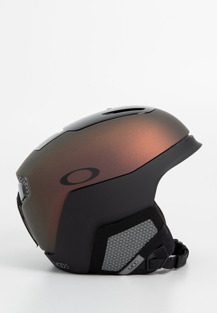 Zwarte ski-helm met een iriserende bruine vizier, gestructureerde grijze padding en een verstelbare riem. Bevat ventilatiegaten voor luchtcirculatie.