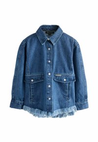 Giacca di jeans di colore blu scuro con colletto, bottoni argentati, due tasche frontali e orlo sfilacciato per un dettaglio di texture.