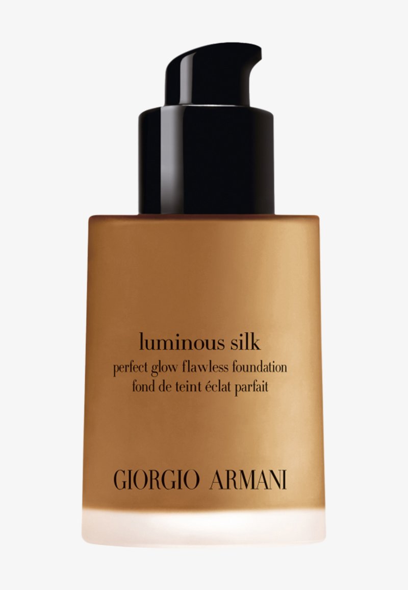 Gouden glazen foundationfles met een zwarte pompdeksel. Zwarte tekst leest "luminous silk perfect glow flawless foundation" en "GIORGIO ARMANI."