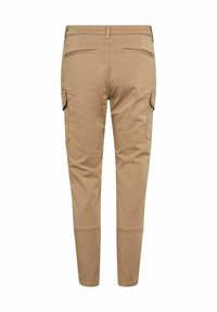 Tan cargobroeken met twee zijzakken en twee achterzakken, gemaakt van zachte stof, met een tapered leg ontwerp en gestikte details.