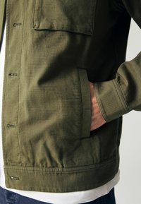 Next TEXTURED BUTTON UP - REGULAR FIT - Nyári dzseki - khaki green