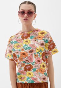 QS MIT ALLOVER - T-shirt print - beige