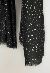 Šál - scattered silver foil