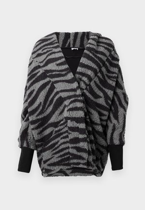 Top avvolgente a strisce zebra nere e grigie, in pelliccia, con profondo scollo a V, tessuto testurizzato e polsini a coste neri. Design adattabile e caldo.
