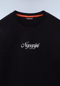 Fekete pamut póló kerek nyakkal, fehér hímzett "Napapijri" márkájú logóval az elején. Texturált anyag.