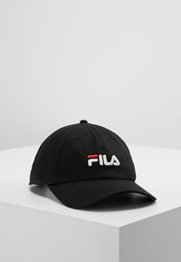 Melns beisbola cepure no kokvilnas ar izliekto zobu, kurai priekšā ir balts izšuvums ar "FILA" logo un sarkana akcenta detaļa.