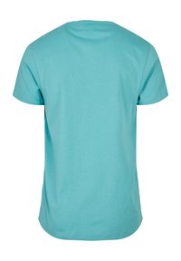 Tricou scurt cu mânecă, de culoare turcoaz, fabricat din bumbac moale, având un guler rotund și o potrivire lejeră, cu o textură netedă.
