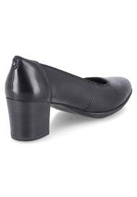 Scarpa con tacco in pelle nera, a punta arrotondata e design a intaglio. Presenta un tacco medio a blocco e una superficie liscia con cuciture minime.
