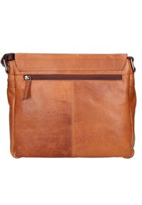Borsa a tracolla in pelle marrone chiaro con tasca con zip, design piatto, sottili variazioni di texture e dettagli cuciti. Compatta e funzionale.