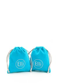 Tyrkysové tašky na šnúrku vyrobené z mäkkej textílie, s obľúbeným bielym kruhovým logom s nápisom "Elli by Julie & Grace." Dve tašky sú zobrazené vedľa seba.