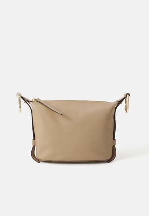 Borsa a tracolla in pelle beige con una superficie liscia, dotata di chiusura a zip, accessori in oro e dettagli marrone scuro sui bordi e sulle cinghie.