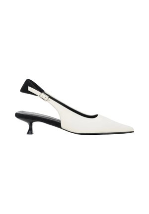 Biały but slingback z czarnym niskim obcasem typu kitten heel i regulowanym srebrnym paskiem z klamrą.
