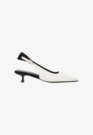 Weißer Slingback-Schuh mit spitzer Zehenspitze, schwarzem Kitten-Heel und verstellbarem silbernen Schnallenriemen.