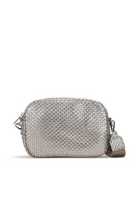 Bolso bandolera tejido en color plata con forma rectangular, que cuenta con una superficie texturizada y una correa desmontable. Incluye detalles de herrajes metálicos.