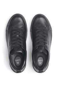 Sneaker nere in pelle con finitura liscia, punta rotonda, chiusura con lacci a sei fori e logo in rilievo sulla linguetta e sul lato.