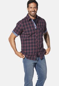 Kurzärmliges kariertes Hemd in Marineblau und Burgunderrot, aus Baumwolle, mit einem kontrastierenden blauen Kragen, Knopfleiste und einer Brusttasche auf der linken Seite. Lässige Passform.