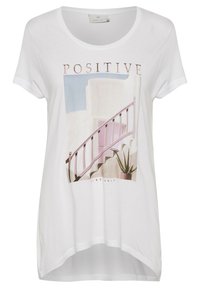 Camisa blanca de manga corta con cuello redondo, que muestra una escalera y barandilla en colores pastel, una planta y el texto "POSITIVE" y "VIBE ONLY."
