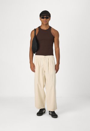 YOURTURN by Zalando, 2PACK MUSCLE FIT TANK - Débardeur - light green/brown