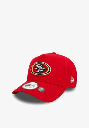 Cappellino da baseball rosso con design strutturato, caratterizzato da un logo SF ricamato in nero e giallo. Include un adesivo New Era e una cintura regolabile.