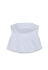 Top bianco senza spalline con un corpo aderente e un orlo svasato, realizzato in tessuto di cotone liscio. Presenta sottili bordi sfilacciati nella parte inferiore.