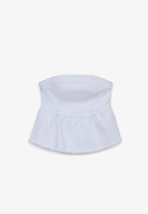 Top bianco senza spalline con un corpo aderente e un orlo svasato, realizzato in tessuto di cotone liscio. Presenta sottili bordi sfilacciati nella parte inferiore.