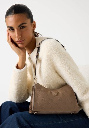 Borsa a tracolla in pelle marrone con motivo embossato e dettaglio logo dorato, completata da una tracolla nera. Maglione beige dalla texture morbida.