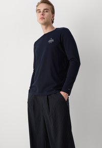 Tommy Hilfiger STACK TEE - Maglietta a manica lunga - desert sky