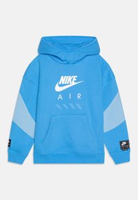 Helles blaues Nike Air Hoodie mit frontaler Tasche, hellblauen Ärmelstreifen und schwarchem Nike Air Logo-Patch am linken Bündchen.