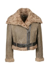 Brązowa skórzana krótka kurtka z puszystym jasnobrązowym kołnierzem i mankietami, z zamkiem błyskawicznym z przodu oraz szerokim czarnym paskiem z klamrą.