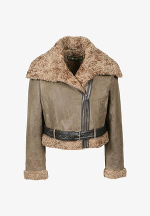 Ruskea nahkainen crop-jakku, jossa on pörröinen vaaleanruskea kaulus ja hihansuut, etuosassa vetoketju ja leveä musta vyö, jossa on solkiyksityiskohtia.