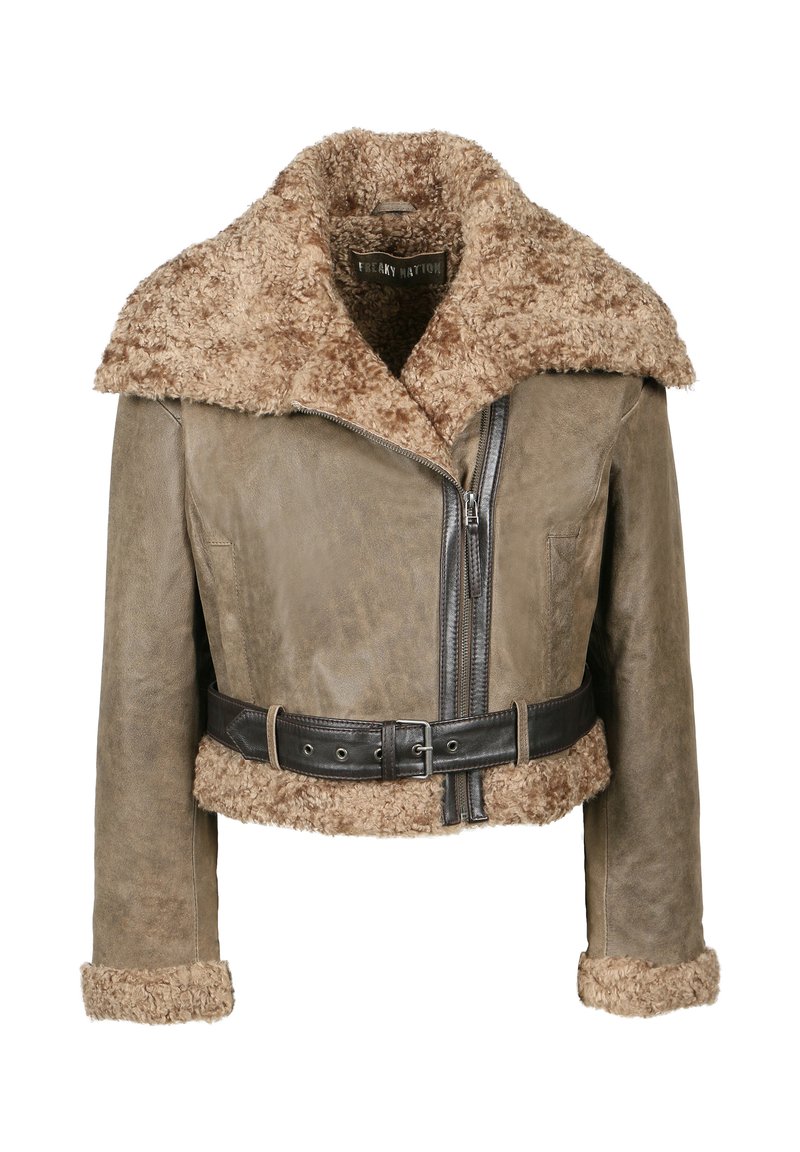 Brązowa skórzana krótka kurtka z puszystym jasnobrązowym kołnierzem i mankietami, z zamkiem błyskawicznym z przodu oraz szerokim czarnym paskiem z klamrą.