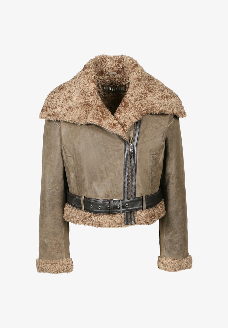 Brązowa skórzana krótka kurtka z puszystym jasnobrązowym kołnierzem i mankietami, z zamkiem błyskawicznym z przodu oraz szerokim czarnym paskiem z klamrą.