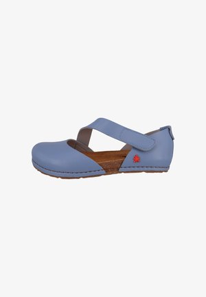 Blauwe leren schoen met een kruisbandontwerp, ronde neus, kurken binnenzool en rode accentdetails. Minimalistische stijl, platte zool.