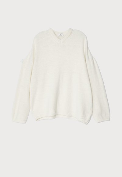 Valge ülemõõduline sviiter V-kaelusega, ribakudumistekstuuriga, langenud õlgadega ja kootud mansettidega. Pehme materjal ja lõdva disainiga.