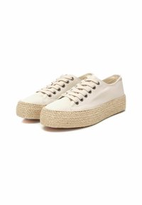 Zapatillas de lona beige con suela de plataforma de yute trenzado. Presentan cordones redondos y ojales de metal, asegurando un diseño casual.