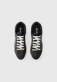 Μαύρα δερμάτινα αθλητικά παπούτσια με λευκά κορδόνια, διακοσμητικά στοιχεία σε χρυσό και το λογότυπο "PINKO". Διαθέτουν στρογγυλεμένη μύτη και αντίθετη κρεμ σόλα.