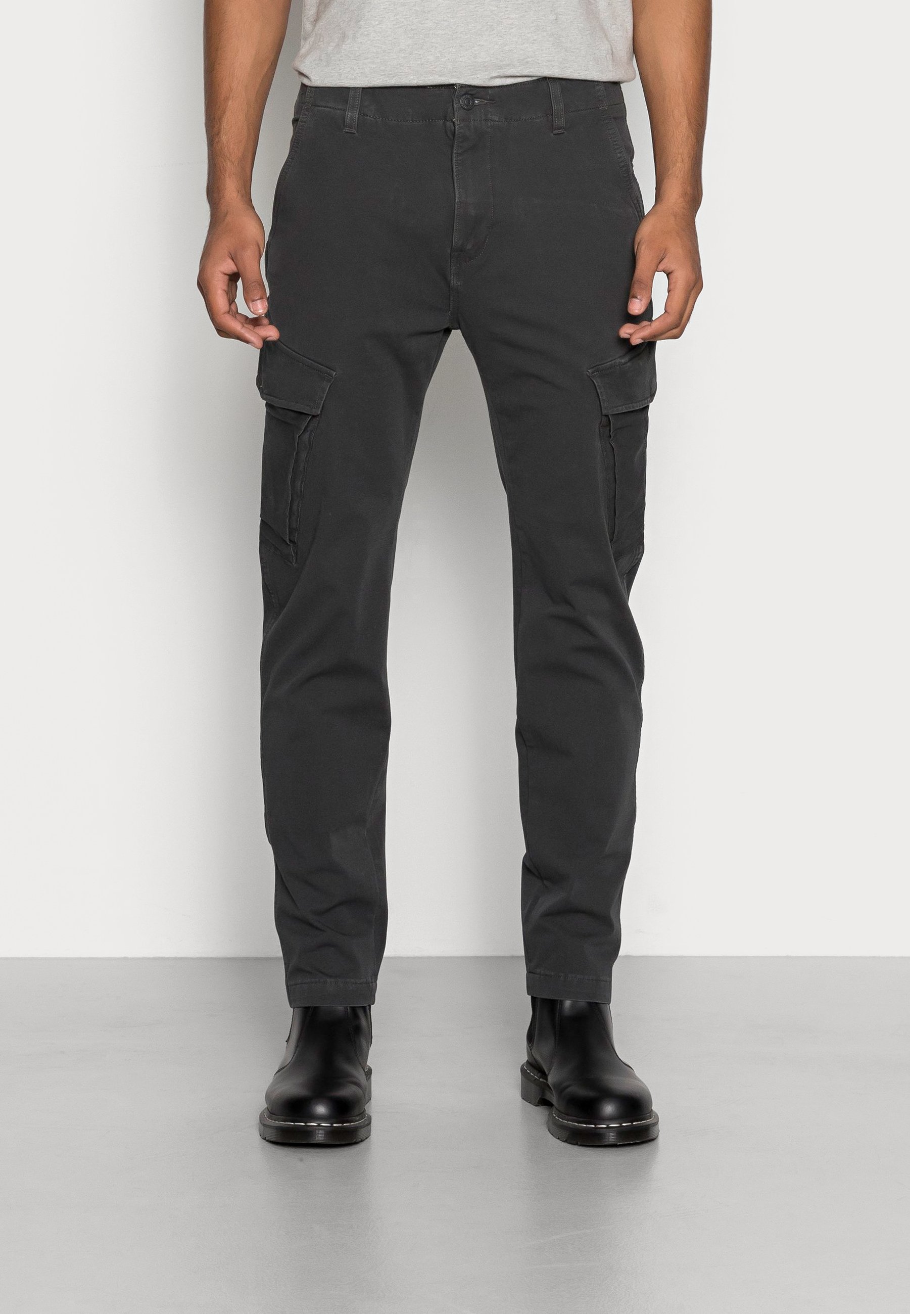 Actualizar 49+ imagen black cargo pants levi's Abzlocal.mx