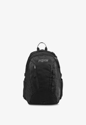 Czarny plecak Jansport z wieloma zamykanymi na zamek kieszeniami, bocznymi kieszeniami i górnym uchwytem, pokazany na białym tle.