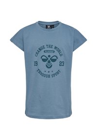 Ljusblå kortärmad T-shirt i bomull med en grön grafik: "FÖRÄNDRA VÄRLDEN 1923 GENOM SPORT," med en rund form.