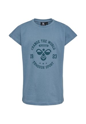 Lyseblå kortærmet t-shirt lavet af bomuld, med et grønt grafisk motiv: "FORANDR VERDEN 1923 Gennem SPORT," i rund form.