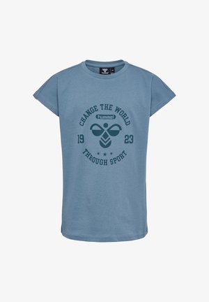 T-shirt bleu clair à manches courtes en coton, arborant un graphique vert : "CHANGE LE MONDE 1923 PAR LE SPORT", avec une forme ronde.