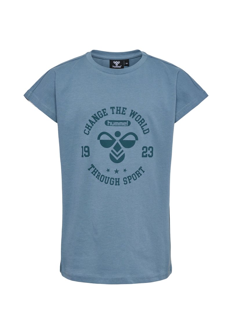 Ljusblå kortärmad T-shirt i bomull med en grön grafik: "FÖRÄNDRA VÄRLDEN 1923 GENOM SPORT," med en rund form.