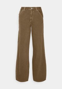 Ruske levele hlače iz bombaža, ki vključujejo sprednje žepe, gumbasto zapiranje in kontrastno šivanje. Gladka tekstura z sproščenim dizajnom.