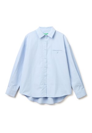Lichtblauw overhemd met lange mouwen en knopen, voorzien van fijne verticale strepen en een borstzak met één knoop, plat gelegd op een witte achtergrond.