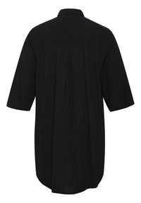 Chemise noire en tissu léger, à manches longues et ourlet arrondi. Présente des plis dans le panneau arrière et un col.