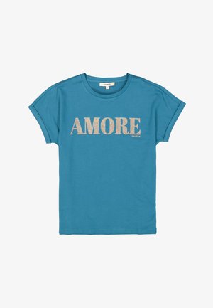 Türkisfarbene Baumwoll-T-Shirt mit umgeschlagenen kurzen Ärmeln und Rundhals. "AMORE" in großen glitzernden goldenen Buchstaben über der Brust.