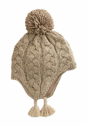 Gebreide beige muts met een gestructureerd kabelpatroon, afgewerkt met een grote pompon. Heeft franjes bij de oren en een zachte voering.