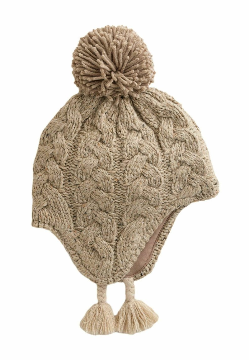 Bonnet beige tricoté avec un motif de câble texturé, surmonté d'un grand pompon. Présente des franges aux oreilles et une doublure douce.