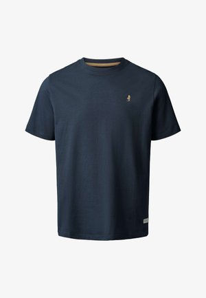 Mørkeblå kortermet t-skjorte med rund hals, liten brodert logo på venstre bryst og en stoffetikett nær kanten.